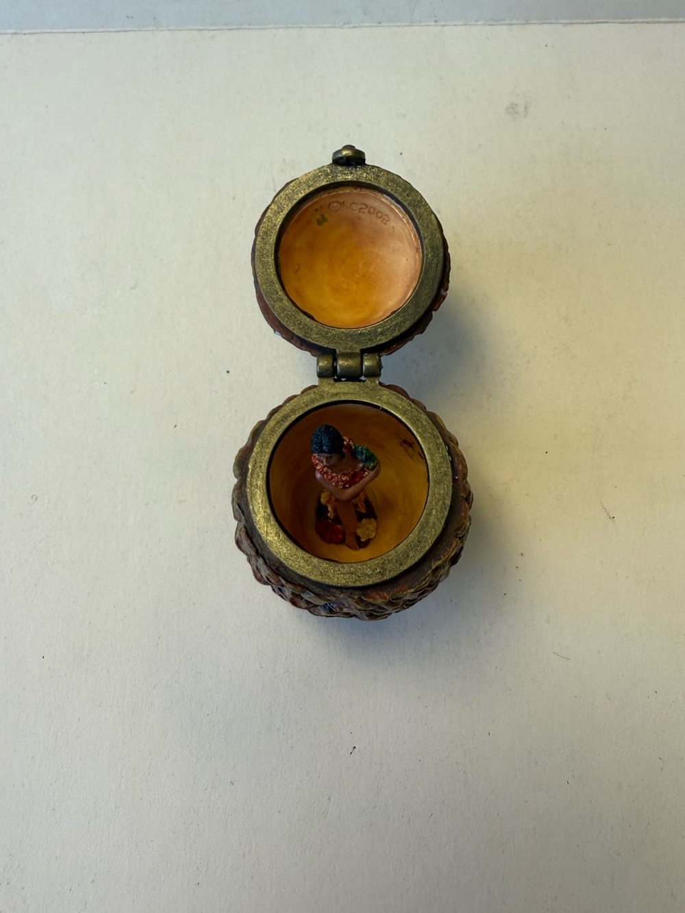 Vintage 2005 Resin Pineapple Trinket Box with Hula Dancer Inside. - Picture 7 of 12